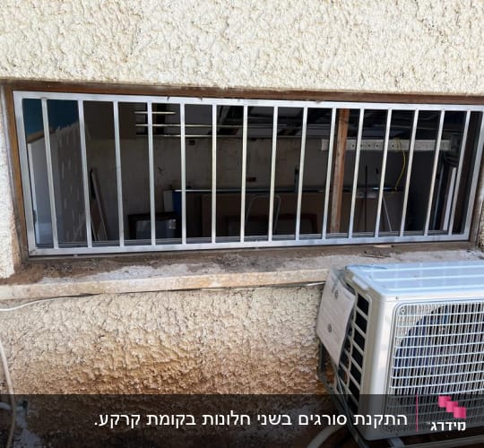 סורגי מתכת על חלון עם מסגרת עץ